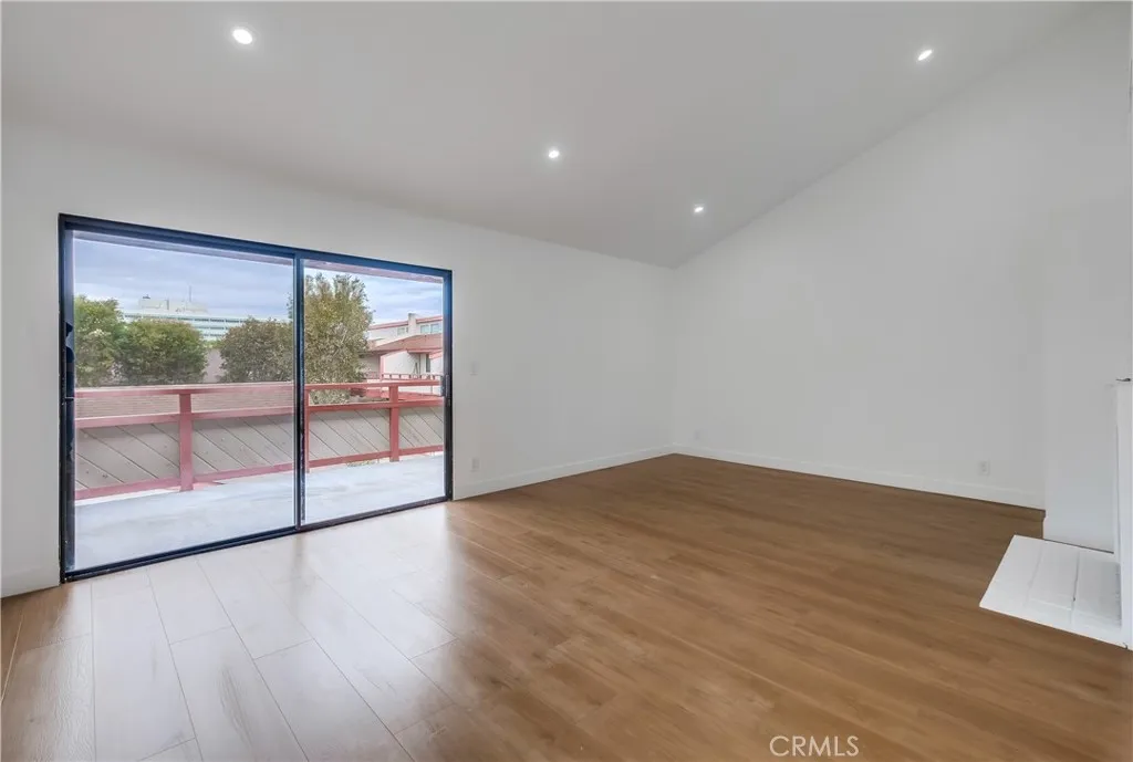 946 W 220th Street 216, Torrance, California 90502 home-pic-2